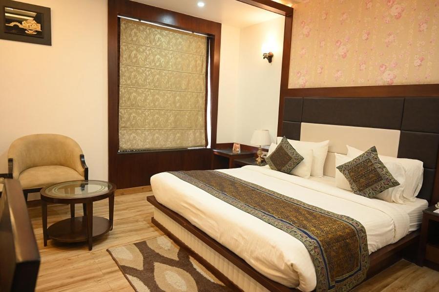 Square Inn Hotel,Waranasi Zewnętrze zdjęcie