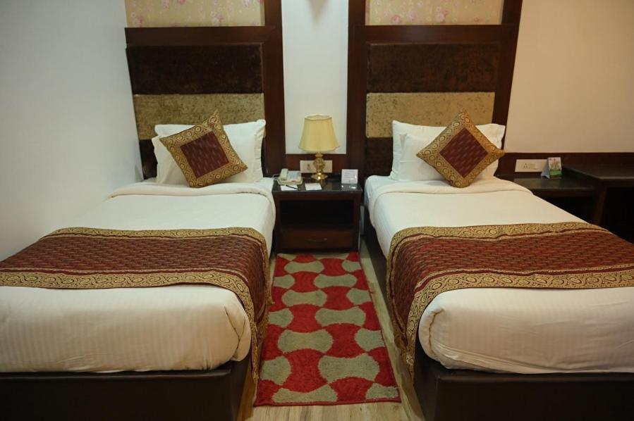 Square Inn Hotel,Waranasi Zewnętrze zdjęcie