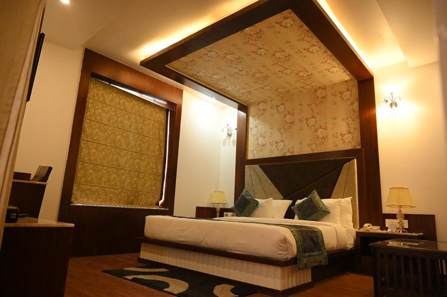 Square Inn Hotel,Waranasi Zewnętrze zdjęcie