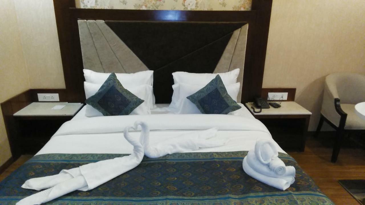 Square Inn Hotel,Waranasi Zewnętrze zdjęcie