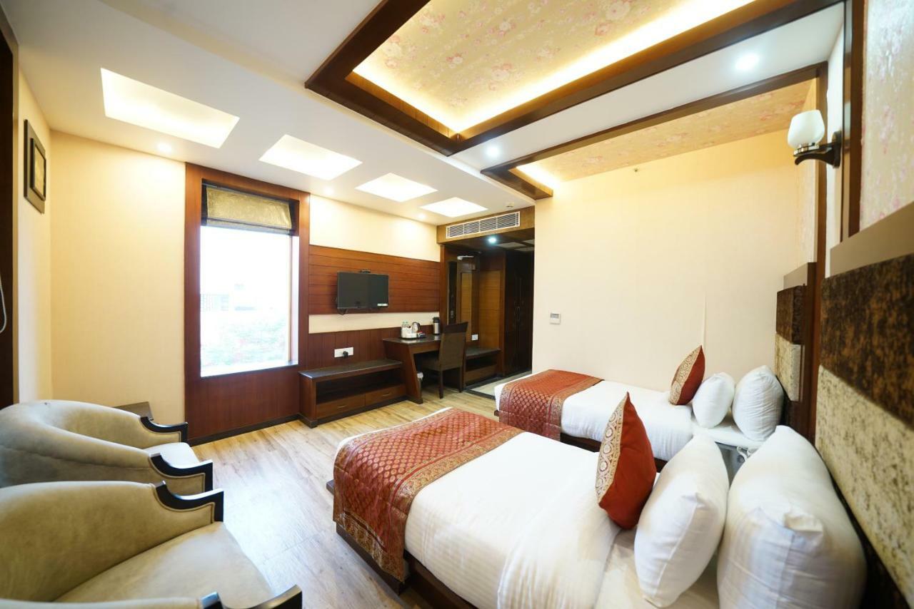 Square Inn Hotel,Waranasi Zewnętrze zdjęcie