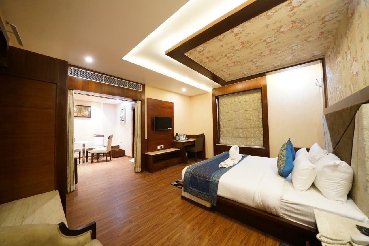 Square Inn Hotel,Waranasi Zewnętrze zdjęcie