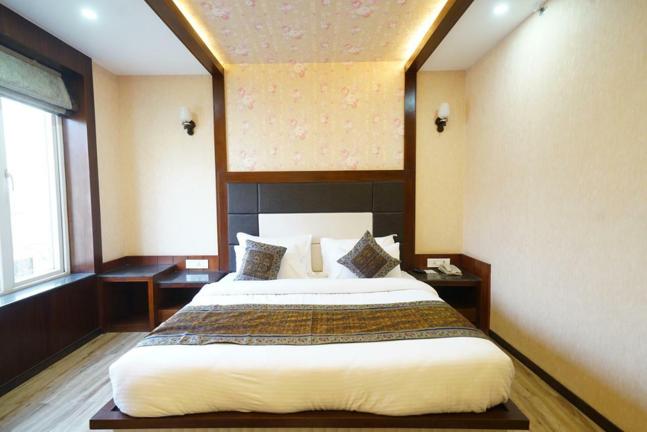 Square Inn Hotel,Waranasi Zewnętrze zdjęcie